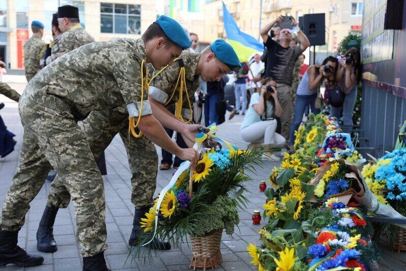 Присутні поклали квіти до пам’ятного фотостенду «Загинули за Єдність України». 