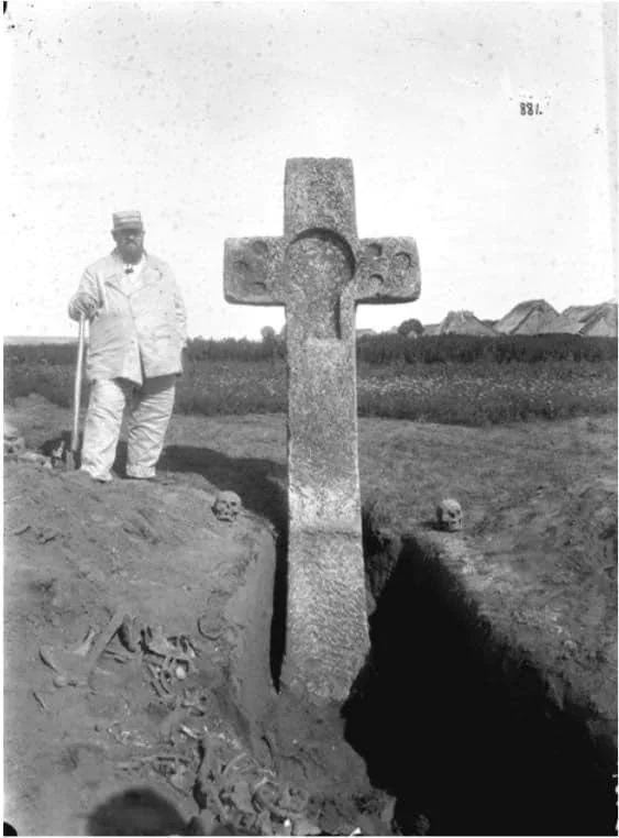 Ілля Шляпкін поруч з хрестом.