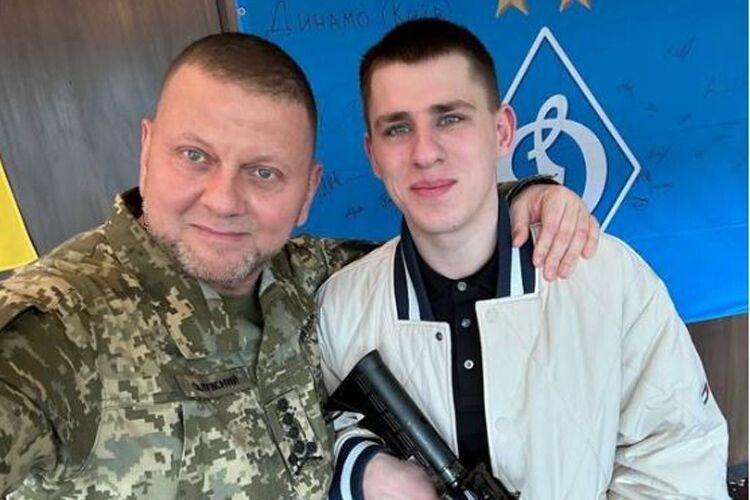 Крім «Золотого Хреста», Валерій Залужний подарував 21-річному бійцю нагородну зброю – гвинтівку.
