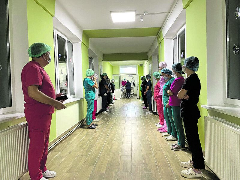 Працівники лікарні вишикувалися в коридорі,  щоб вшанувати пам’ять донора.