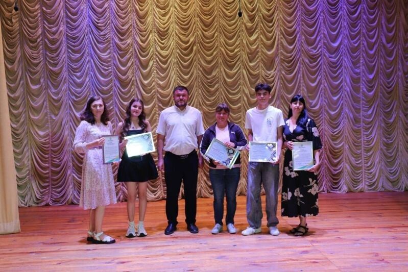 «Ваші успіхи – це результат щоденної праці, жаги до знань і підтримки наставників та батьків», – сказав очільник громади Віктор Пась (на знімку – в центрі), який вручав відзнаки учням та їхнім наставникам.