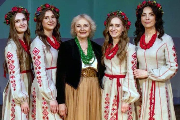 Творча наставниця і мудра порадниця «Ноти Нео» – заслужена артистка України Алла Опейда.