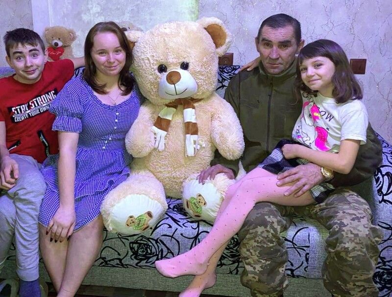 Багатодітний батько з доньками та сином – стати на їх захист він вважав своїм святим обов’язком.