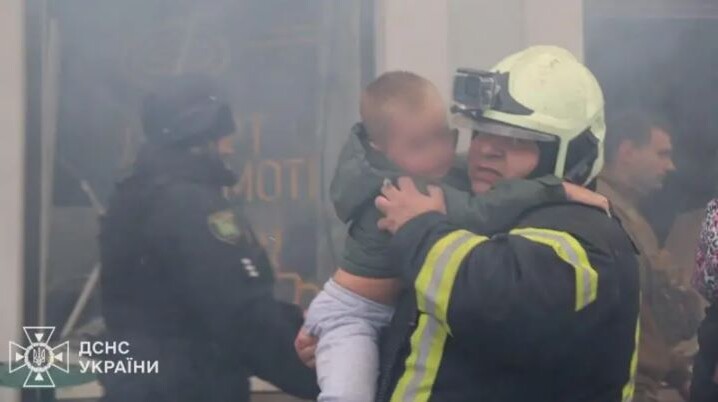 Федір Ухненко заспокоював маленького хлопчика, коли ніс його в безпечне місце.