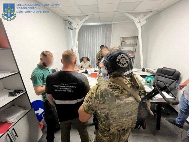 Правоохоронці провели санкціоновані обшуки в офісних приміщеннях товариства в місті Рівне.