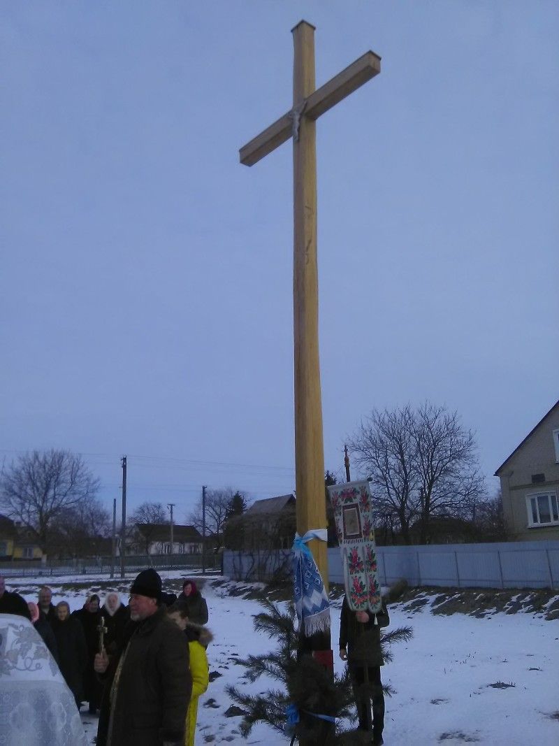Новий дерев’яний хрест у центрі села Поромів Іваничівського району