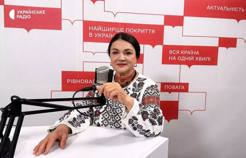 Наталія Сумська розпочинає читати диктант авторства Євгенії Кузнєцової: «Жити треба цікаво: читати книжки, ходити в театр, дресирувать пса Патрона…».Фото: stv.detector.media.