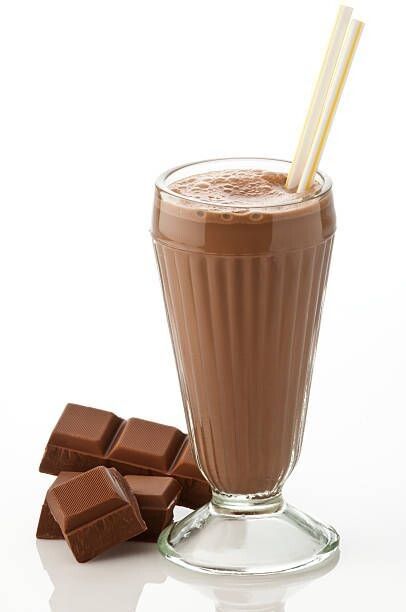 Холодний напій на основі молока і морозива можна урізноманітнити шоколадом, сиропами, фруктами, ягодами.