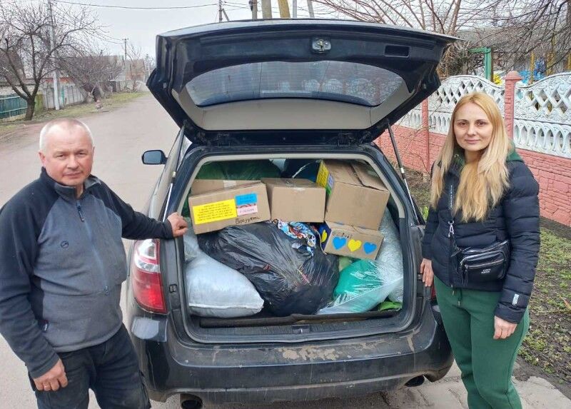 Віктора Самчука на Сході України зустріла місцева волонтерка, чоловік якої воює, – Наталія Мірошниченко.