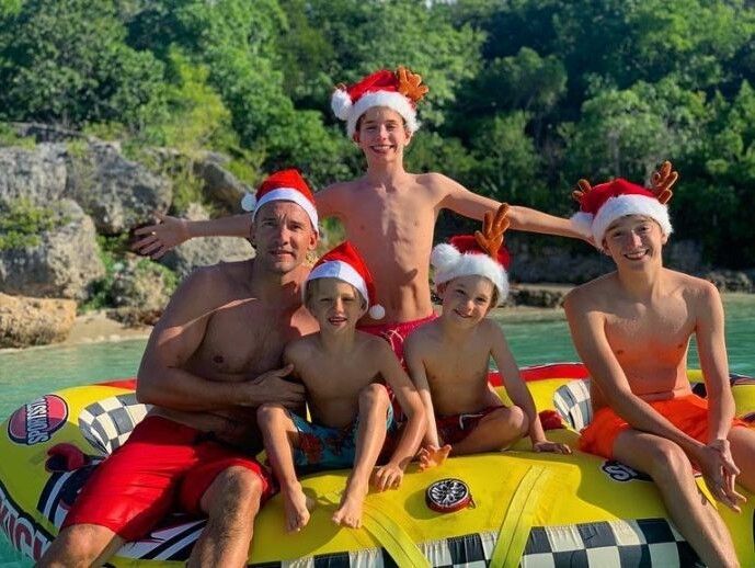 Це родина минулої зими грілася в Антигуа і Барбуда.