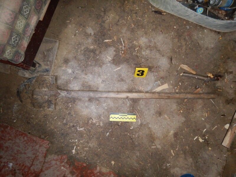 Лопата, якою закопували тіло убитого. Фото із сайту npu.gov.ua.