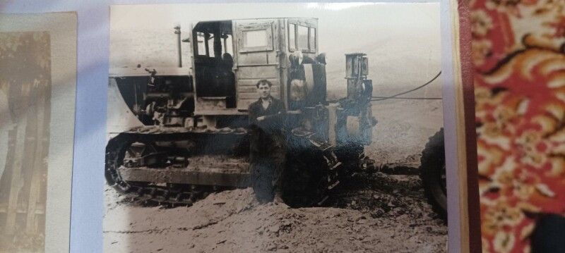 У родині Сергієнків зберігся знімок, який засвідчує той період життя, коли батько Володимира Сергієнка працював трактористом у Магаданському краї. 