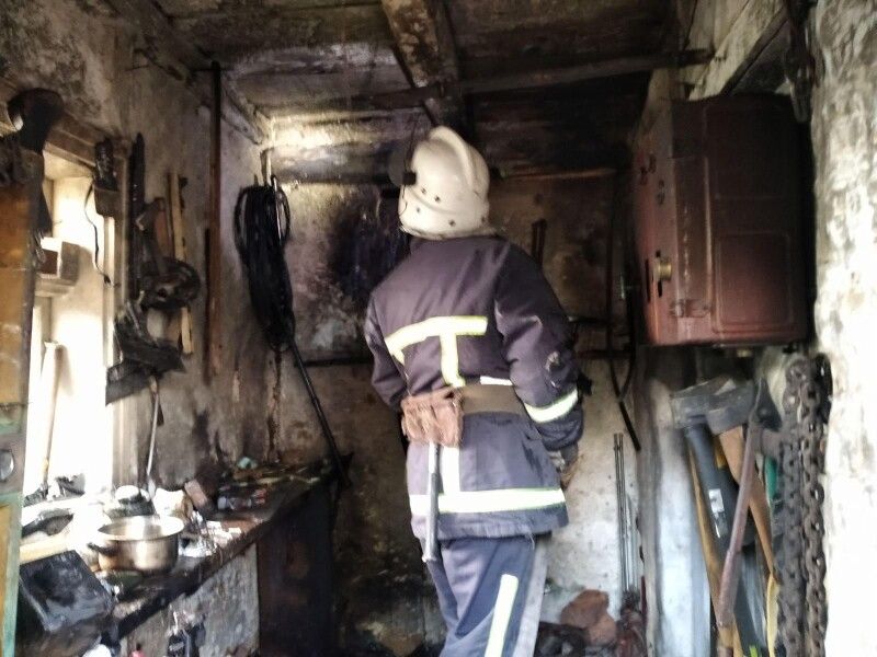 Полум’я вже встигло спопелити в одній із кімнат речі домашнього вжитку, стіни та перекриття.