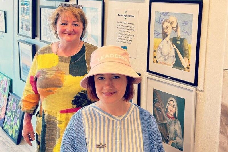 Жанна Герасимова з донькою Тетяною на виставці своїх робіт  у Копенгагені чула багато вдячних слів за щирість у творчості і в житті.