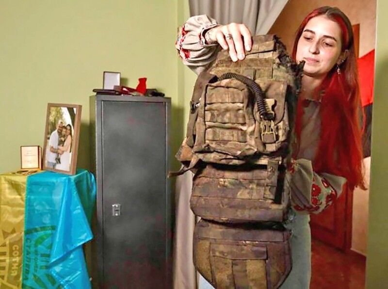 Олександра зберігає бронежилет, в якому загинув її чоловік, рятуючи побратима. «Сподіваюся, син оцінить, що все збереглося від тата», – додає.