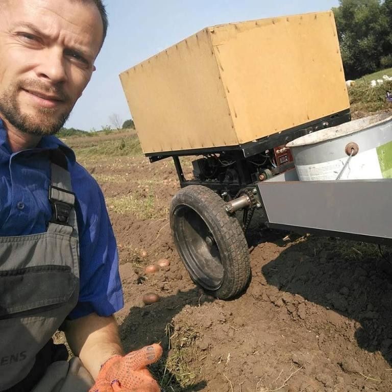 Петро Головатий: «До городу в мене душа не лежить, а до техніки лежить». Фото «Про.Те».