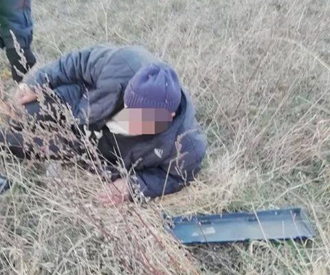 Явно п’яний, аже не міг встати.