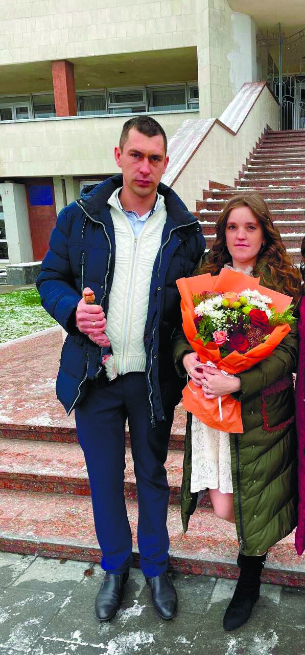 Квіти коханій дружині Ользі дарує щасливий батько трьох новонароджених козаків.