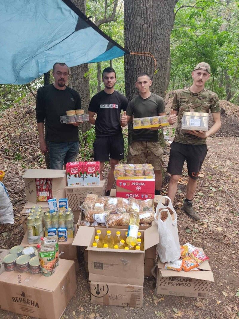 Воїни на передовій із подарунками  від нововолинських волонтерок.