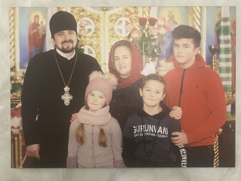 Подружжя Юрія й Людмили Устимчуків та троє їхніх дітей (фото – з попередніх років, бо, як сказав отець Юрій, зараз зібрати сімейство трудно, оскільки старший син Серафим вчиться в Луцьку).