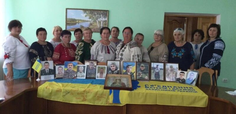 З невимовним горем у серці живуть родини загиблих Героїв.