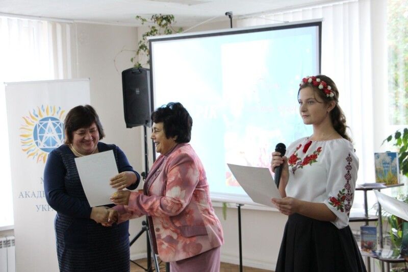  Директор Волинської МАН Галина Толстіхіна дякує за юних літераторів їхнім учителям.