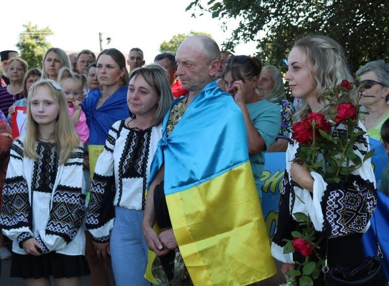 Зустріч біля дому у Сільці після повернення з полону була незабутньою.