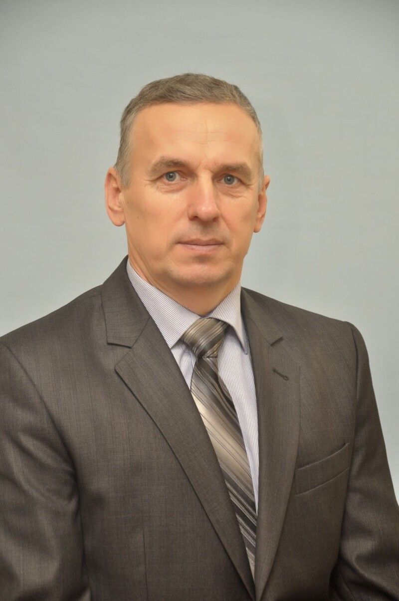 З роси і води Вам, Олександре Гнатовичу! Фото з архіву Нудиженського ліцею.