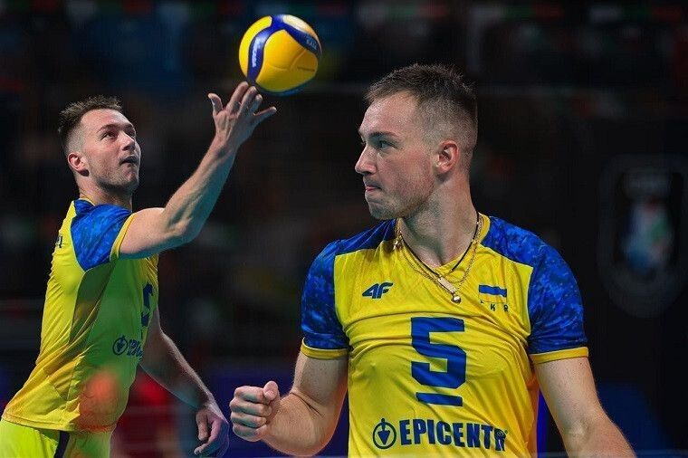 Швидкість м’яча під час фірмової силової подачі Олега Плотницького в стрибку регулярно сягає від 120 до 130+ км/год.