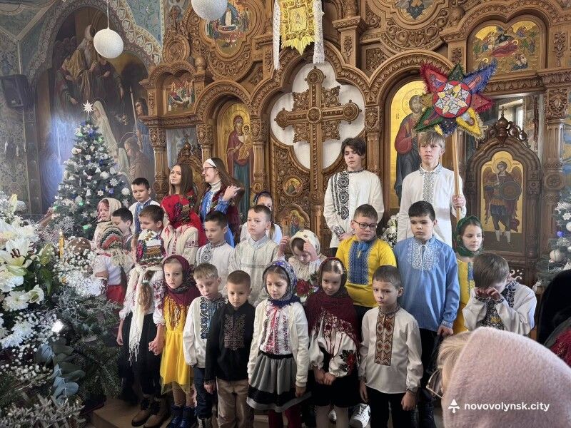 А скільки вже юних колядників є у храмі!!!