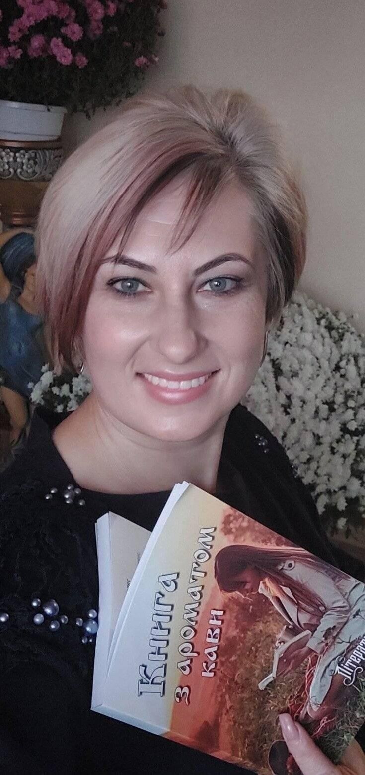 Композиторка Галина Якимчук із альманахом «Книга з ароматом кави».