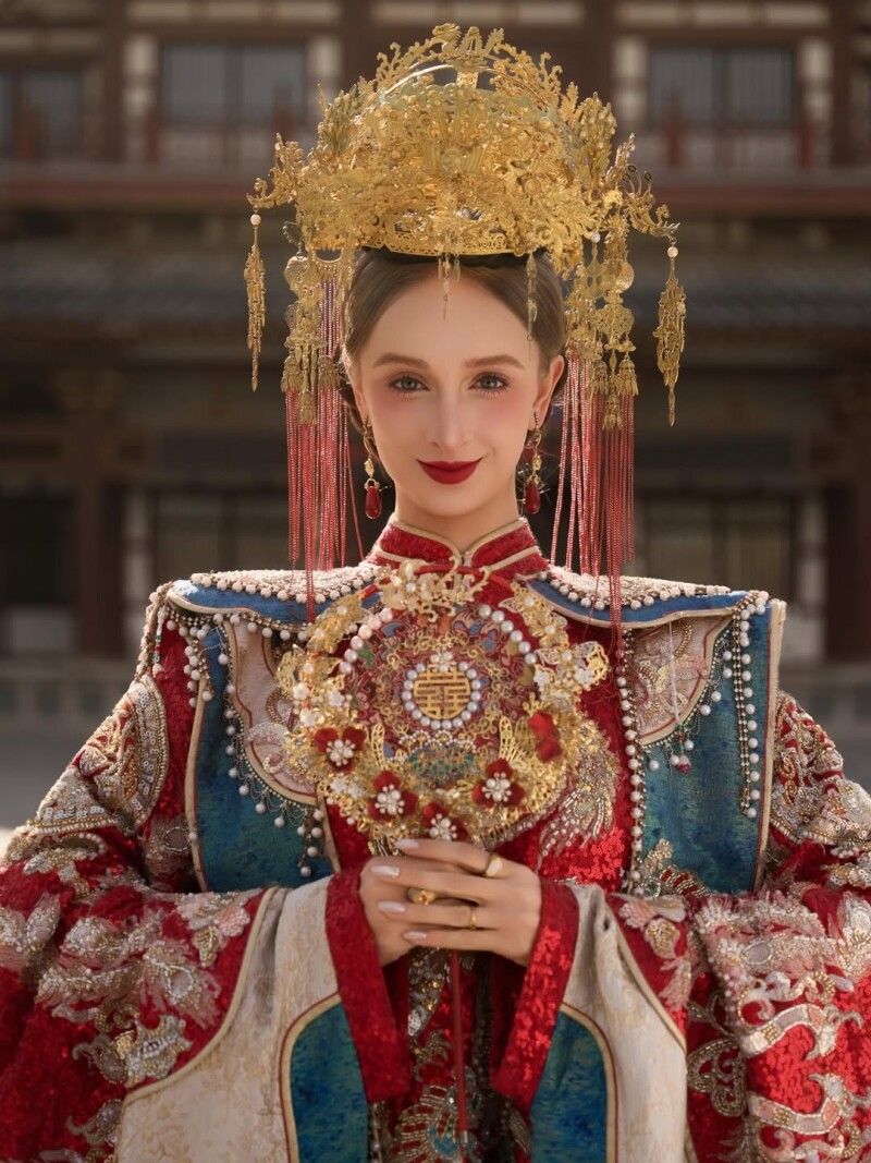 Побачивши фото нареченої  з церемонії,  її почали називати «Імператрицею».