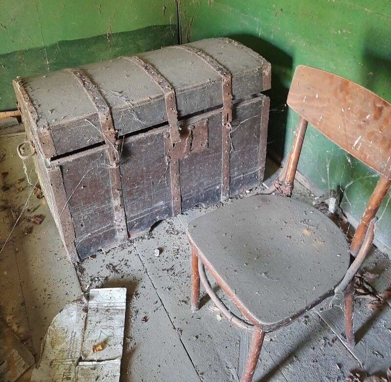Скриня, чи кухор по-місцевому, залишилася в порожній хаті як свідок того, що тут колись було життя.