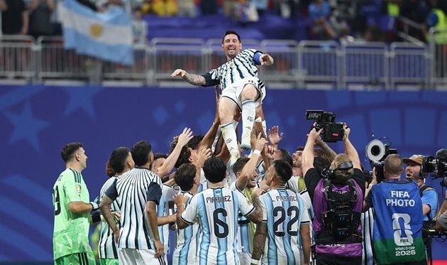 Аргентина гойдає рятівника нації – Мессі. Фото: fifa.com.