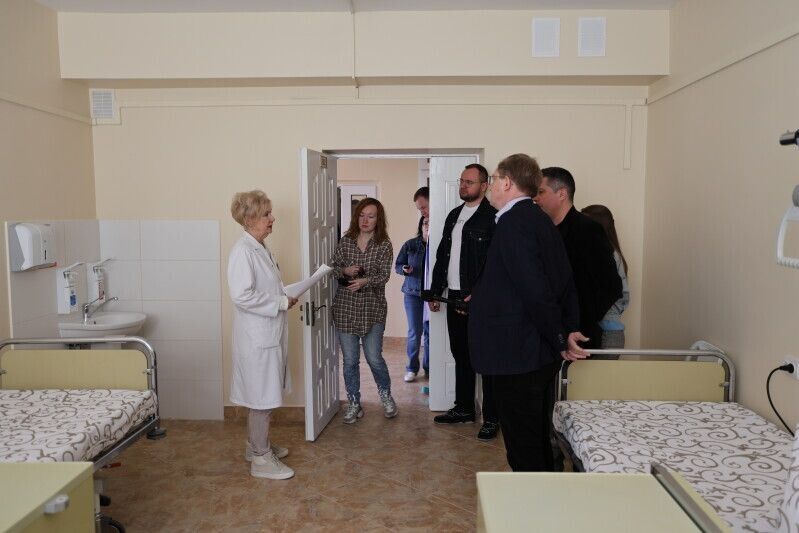 Реабілітаційне відділення облаштоване відповідно до стандартів інклюзивності: має просторі коридори з широкими дверними отворами та поручнями, санітарно-гігієнічні зони для маломобільних пацієнтів.