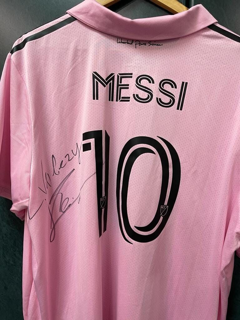 «Валерію», – написав Ліонель Мессі на футболці. Фото з фейсбук-сторінки Юрія САПРОНОВА.