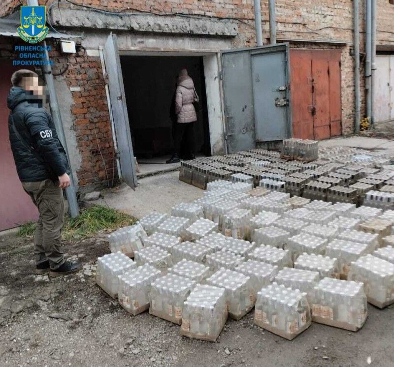 Збували сурогат під виглядом оригінальної продукції відомих марок на території Рівненського та Дубенського районів.