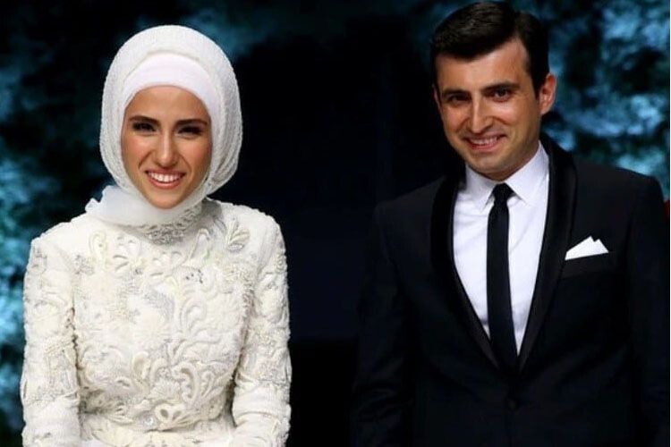 Кохана дружина Сельчука Байрактара Сюмейє — наймолодша донька президента Туреччини Реджепа Ердогана і його улюблениця.