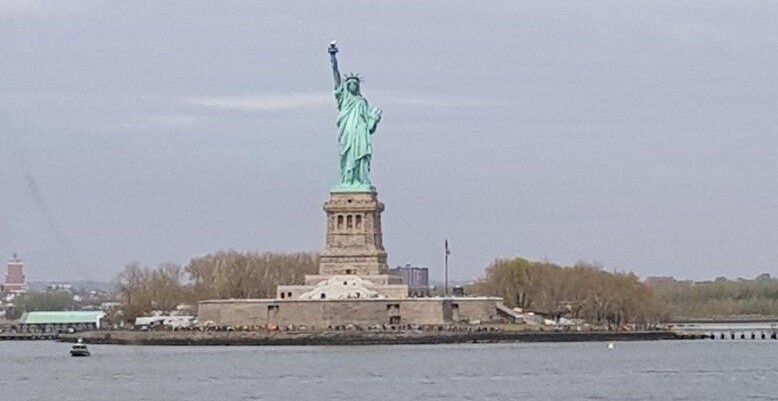 Висота Статуї Свободи від землі до кінчика смолоскипа –  93 метри.