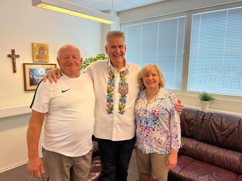 Під час поїздки у Мальме (Швеція) на світлині Людмила Лонюк, Бо Валленберг  (у центрі) та працівник Благодійного фонду Степан Лонюк.