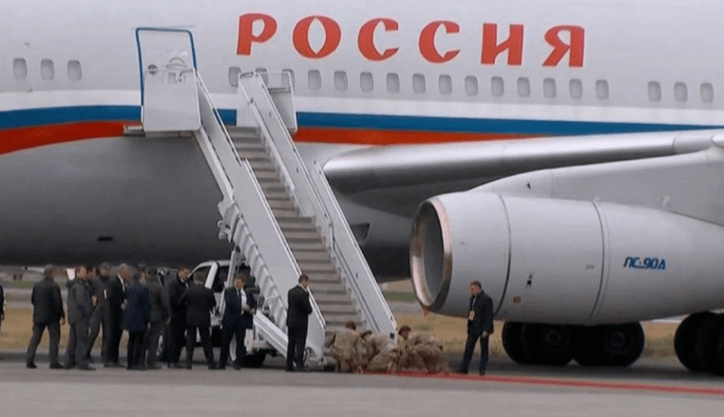 Під час зустрічі Трампа і Путіна на Алясці червону доріжку перед для керівника РФ Путіна доручили розстеляти американським солдатам, 15 серпня 2025 року. Meaghan Mobbs/Х.