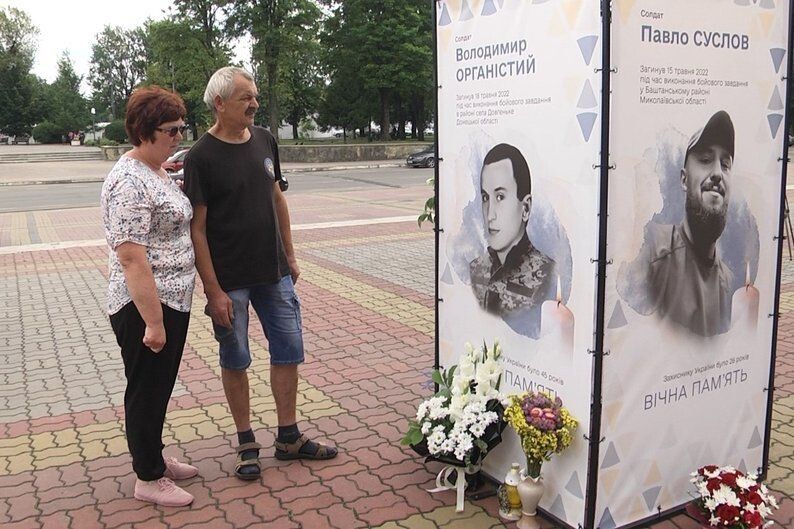 Ярослав Органістий з дружиною біля світлини загиблого брата.