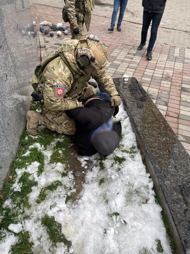Поліцейські знайшли ще й 23 штампи, бланки медичних довідок, грошові кошти.