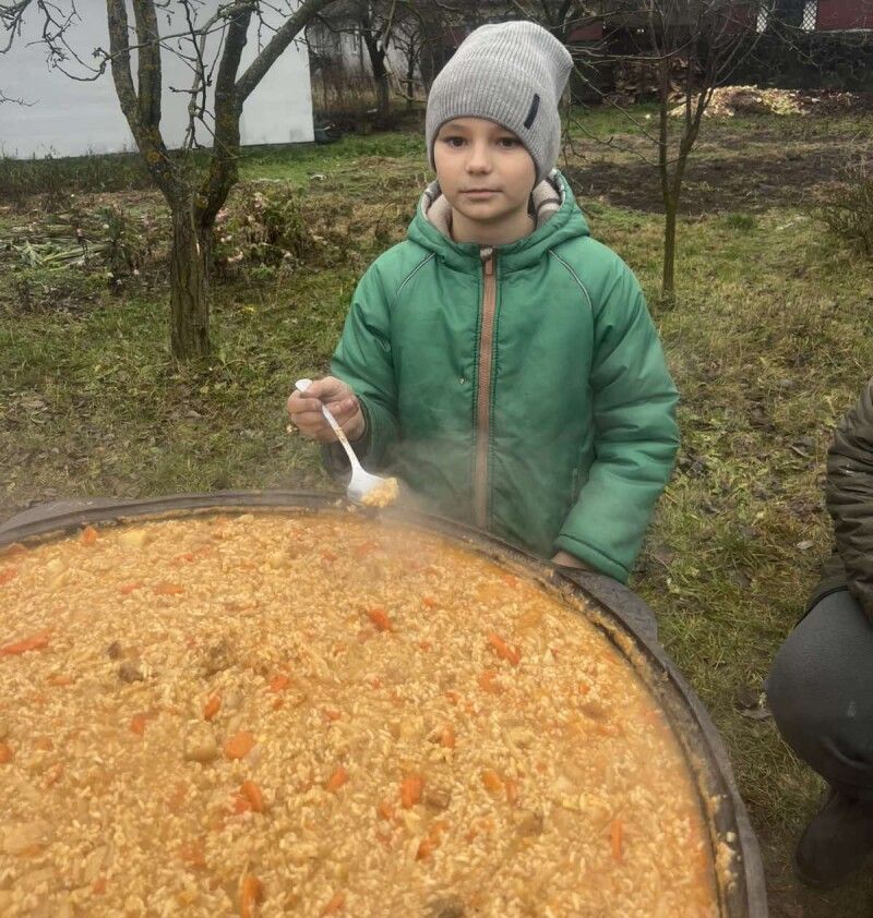Юний волонтер – син Юрія Бедарева – охоче буває з мамою на кухні, де готують для бійців борщ, кашу... 