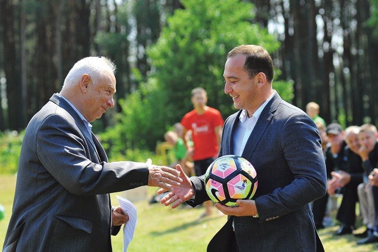 Олександр Кватирко отримує футбольний трофей за організацію лісівничого чемпіонату Волині.