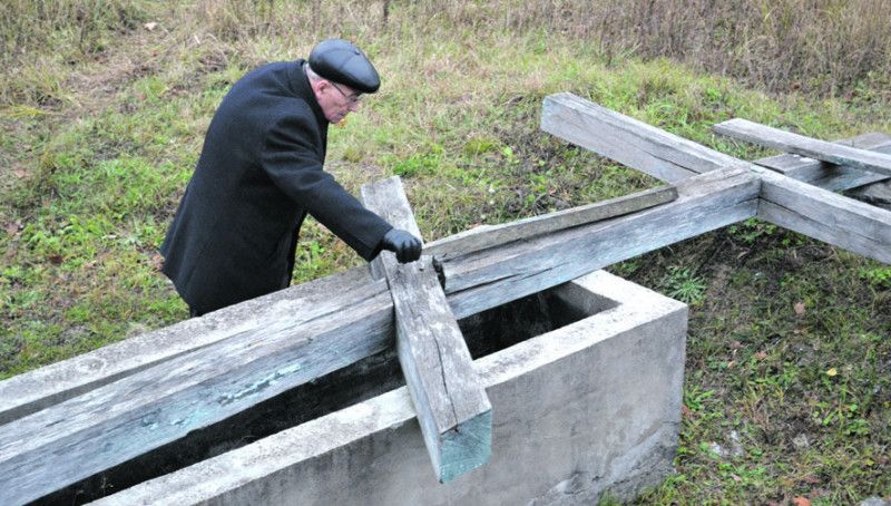 Станіслав Ковальчук біля могили Валеріана Громадського.