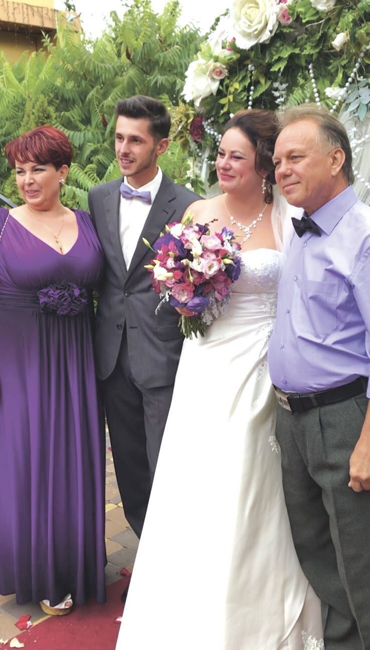 Ігор Ширченко з дружиною Мар’яною і батьками Інною  й Анатолієм у день свого весілля.