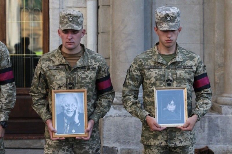 У 2010 році третій президент України Віктор Ющенко нагородив Євгена Штендеру Хрестом Івана Мазепи.