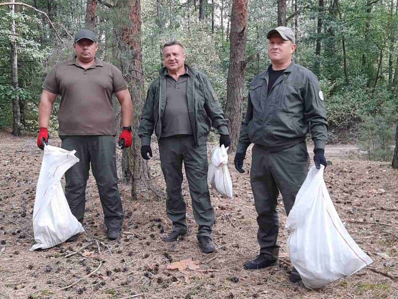 Побережжя озера прибирали працівники Шацького НПП  Микола Дмитрук, Віктор Саковець і Віктор Демчук.