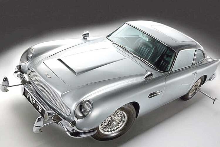 Джеймс Бонд у всіх фільмах найчастіше їздить на автомобілі Aston Martin. Хоча за задумом автора кінороману Яна Флемінга возити героя мав кабріолет Bentley.